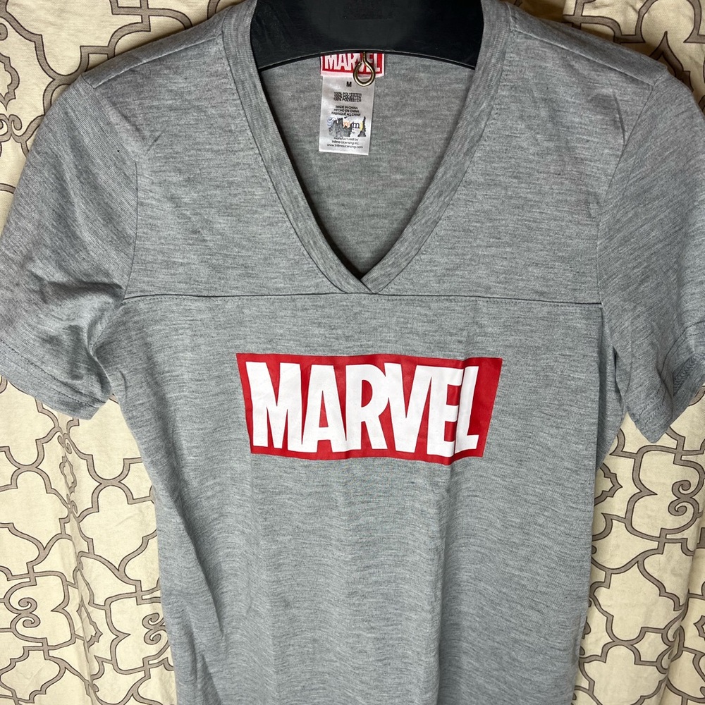 Marvel Comics Women's Brick Logo Medium M Grey V-Neck Shirt team jersey